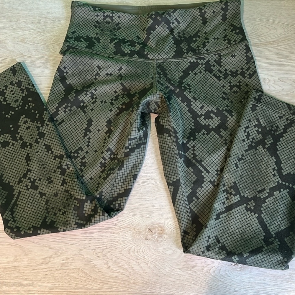 Lululemon capri leggings size 4
